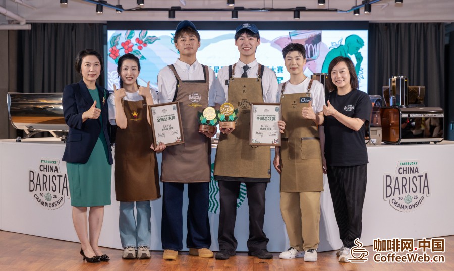 上届赛事的两位“棕围裙”为这次的获奖者颁奖 图片关键词