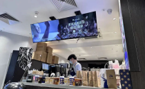 开到瑞幸、星巴克店门口，无人咖啡机要和连锁巨头&ldquo;掰手腕&rdquo;？- 浪潮之下Driving to the doorstep of Luckin Coffee and Starbucks, is the unmanned coffee machine going to compete with the chain giants? -Under the tide