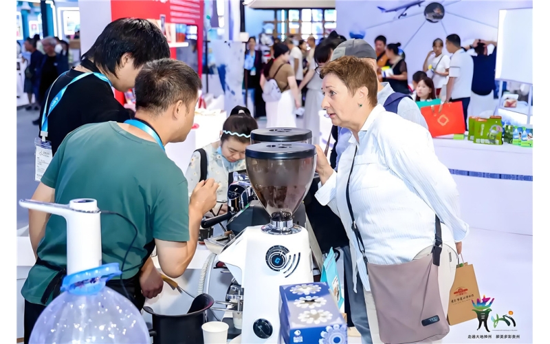 黑石咖啡闪耀文旅博览会 折耳根美式引爆武汉味蕾 Black Stone Coffee Shines at the Cultural and Tourism Expo, Folding Ear Roots American Style Ignites Wuhan's Taste buds