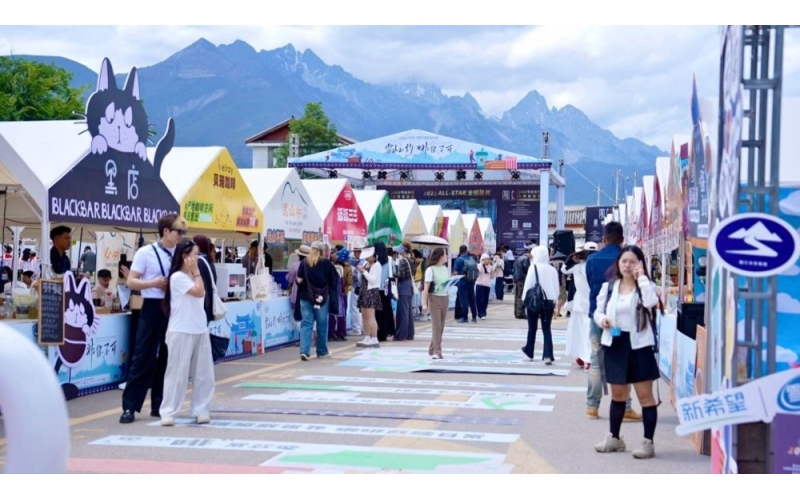 当醇香咖啡邂逅雪山 丽江再掀文旅热潮When fragrant coffee meets snow capped mountains in Lijiang, it reignites the trend of cultural tourism
