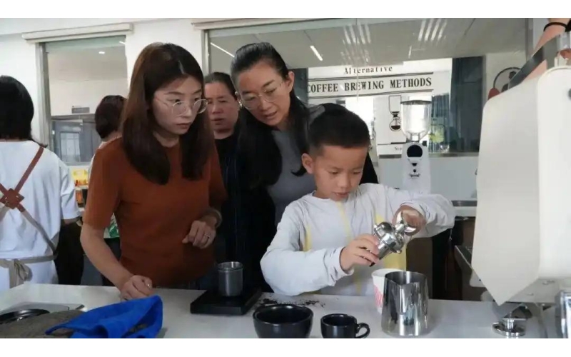 咖啡香里过暑假&mdash;&ldquo;普洱小小咖啡师&rdquo;的暑期第一课Summer Vacation in the Fragrance of Coffee - The First Summer Lesson of "Pu erh Little Coffee Master"