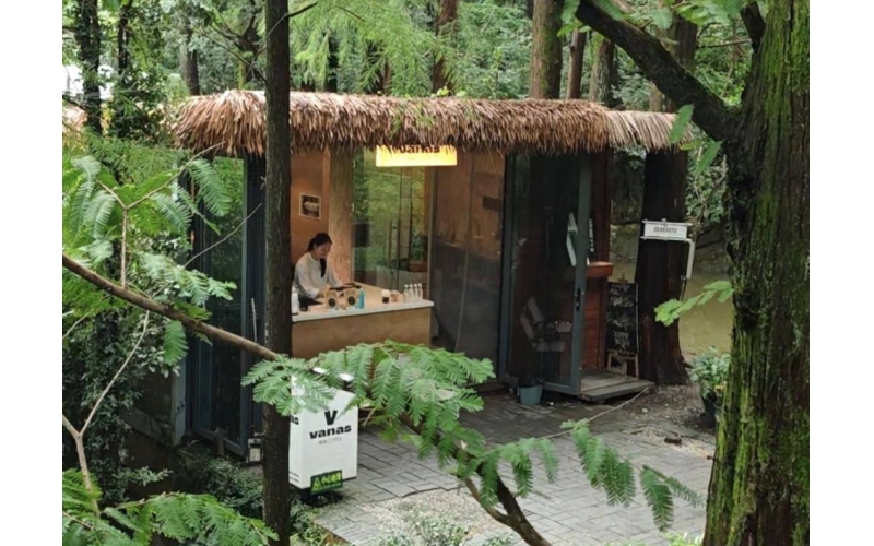 武汉一咖啡店开在山里，只有3平方米，一天卖200多杯咖啡，很多回头客专程开车去A coffee shop in Wuhan is located in the mountains, only 3 square meters, selling more than 200 cups of coffee a day, and many returning customers drive there specifically