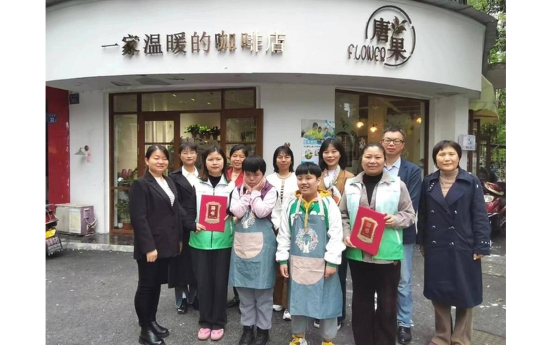 一位唐宝母亲与她的咖啡店A mother of Tang Bao and her coffee shop