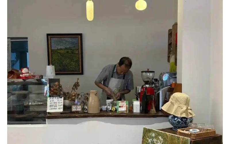 成都70岁退休大爷卖咖啡火了，拿铁仅6元1杯A 70 year old retired man from Chengdu has become popular selling coffee, with a latte costing only 6 yuan per cup