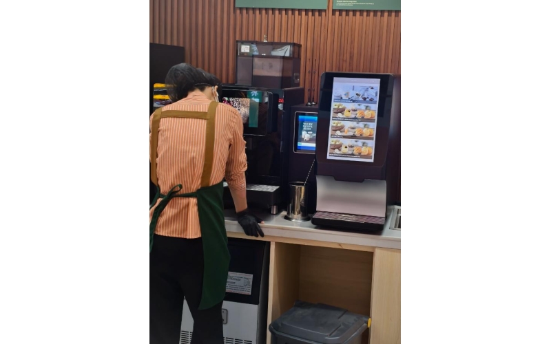 网友在服务区遇&ldquo;假&rdquo;星巴克？Logo下标注：星巴克授权咖啡服务；星巴克：该服务统归雀巢运营管理；雀巢：用的咖啡豆与星巴克一致Did a netizen encounter a 'fake' Starbucks in the service area? Logo annotation: Starbucks authorized coffee service; Starbucks: This service is managed and operated by Nestle; Nestle: uses the same coffee beans as Starbucks