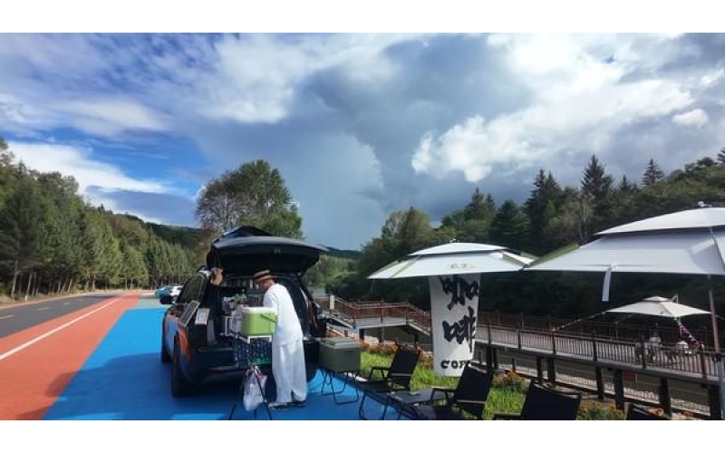伊春市大箐山县：流动咖啡车增添乌带公路自驾新体验Daqingshan County, Yichun City: Mobile coffee trucks add a new experience of self driving on the Wudai Highway