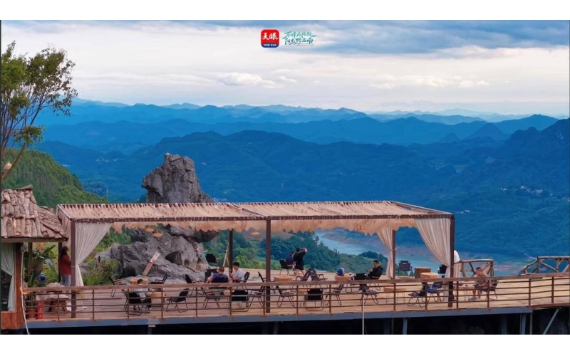 前不着村后不着店，这家山间咖啡店为什么火了？Why did this mountain coffee shop become popular when there was no village in front and no shop behind?