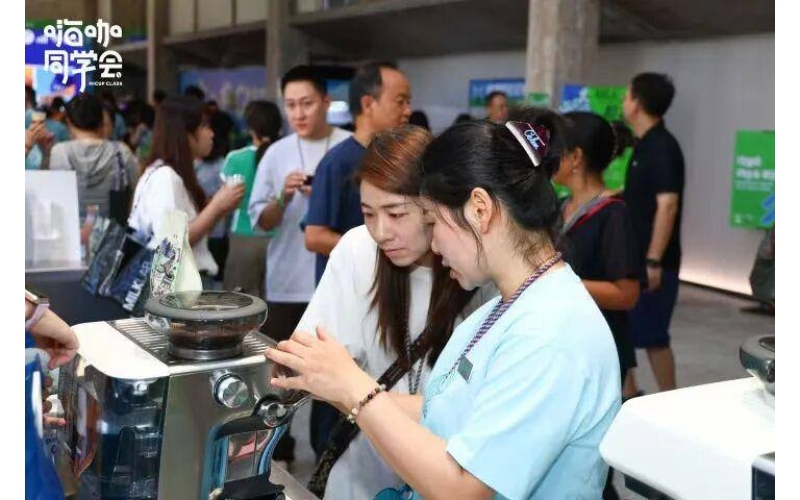 国内头部咖啡品牌沙龙首次进驻贵阳！世界级咖啡选手与市民共品咖啡文化The top domestic coffee brand salon has entered Guiyang for the first time! World class coffee players share coffee culture with citizens