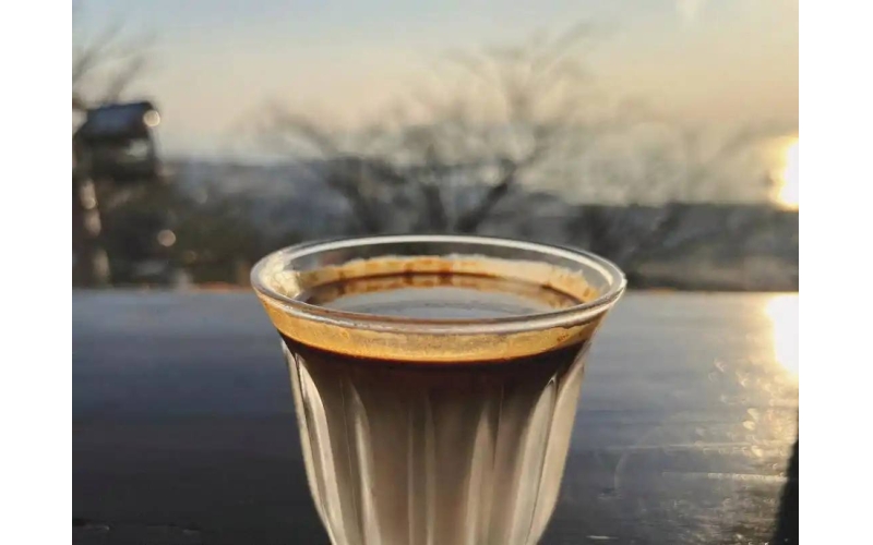 外卖小哥守护顾客的咖啡不被损坏Delivery guy guards customers' coffee from being damaged