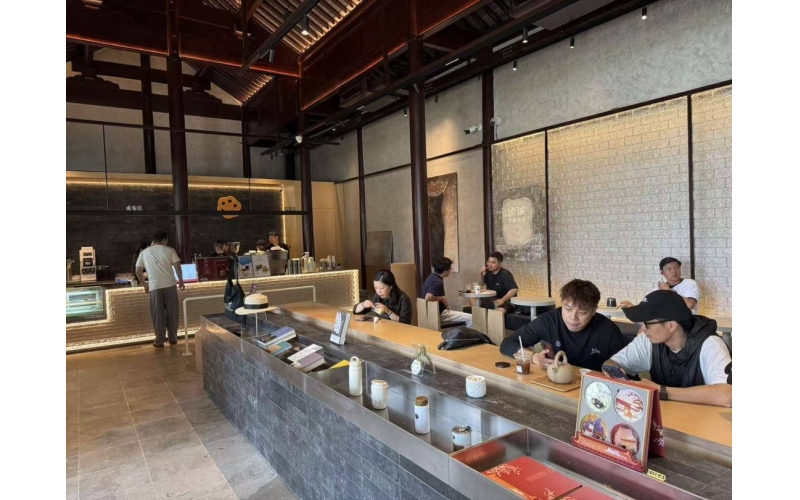 古韵新声-&ldquo;读城&rdquo;新入口：红墙黄瓦间的一杯咖啡New Sound of Ancient Rhyme - New Entrance to 'Reading City': A Cup of Coffee Between Red Walls and Yellow Tiles