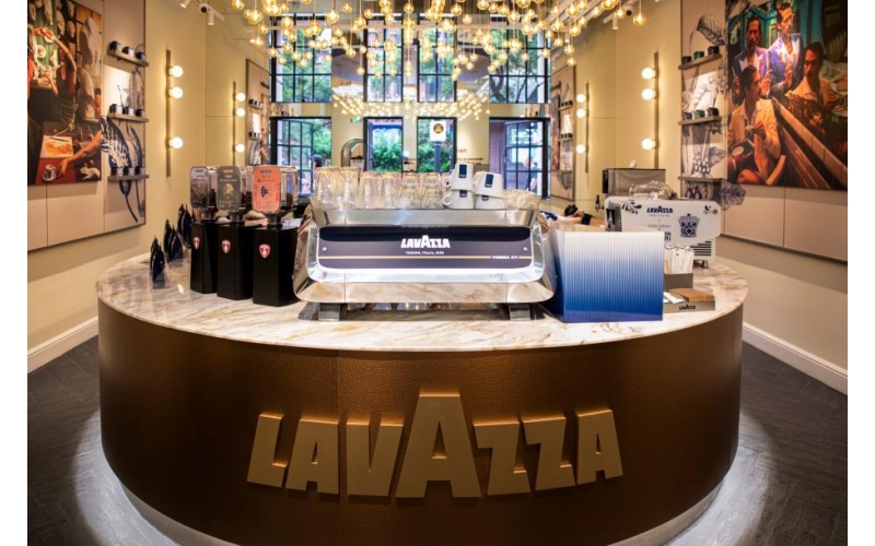 CASA LAVAZZA落址上海老市府：在外滩百年楼宇，感受百年意式咖啡文化CASA LAVAZZA located in the old city government of Shanghai: Experience the century old Italian coffee culture in a century old building on the Bund