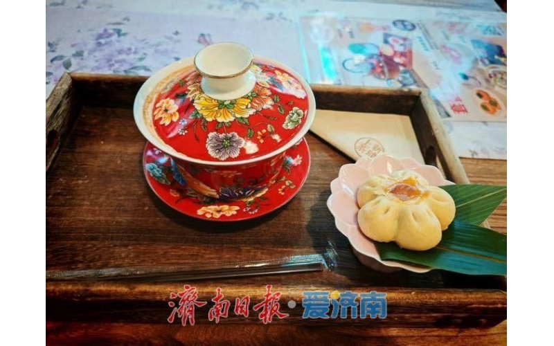 盖碗咖啡香满巷 老街新生引客来Cover the bowl of coffee, the fragrance fills the alley, and the new generation of old streets attracts customers
